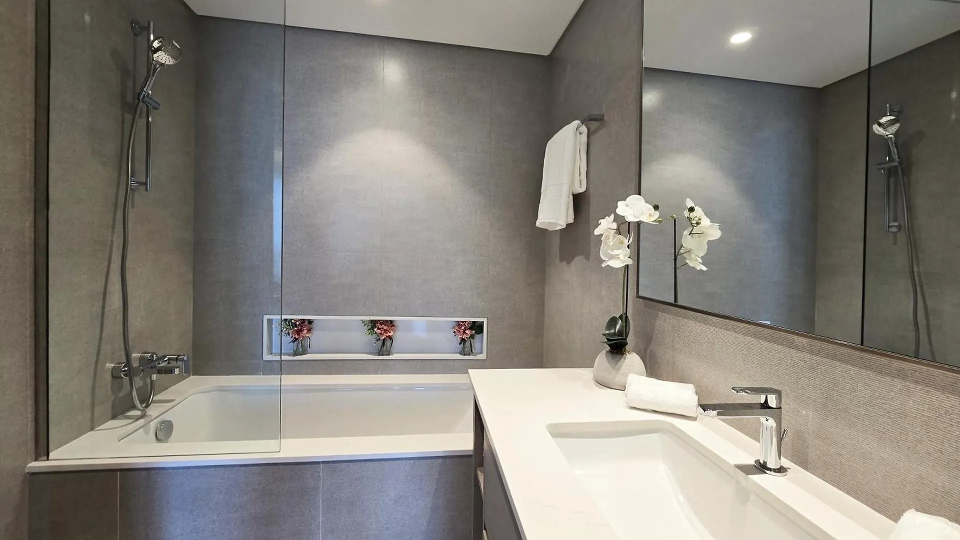 Venduras Homes -Grande Tower, Downtown Dubai, Burj Khalifa & Fountain Views Apartment